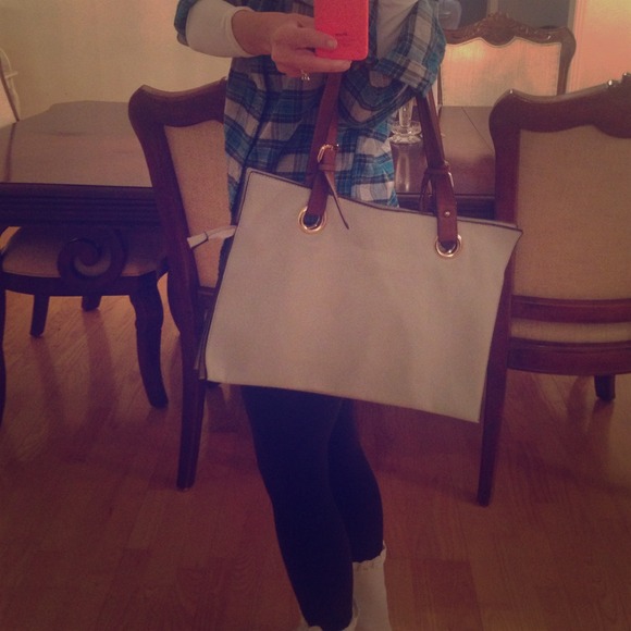 Light gray leather purse. Never been used!