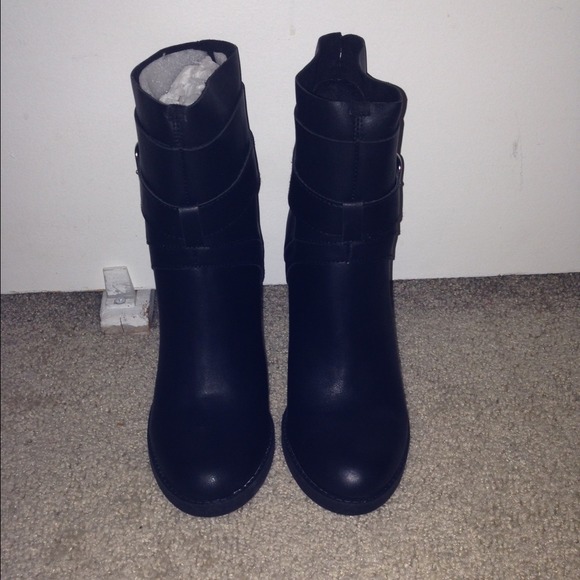BRAND NEW thick heel boots