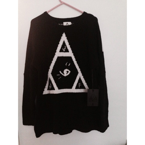 { t r a d e d } logo sweater 💕