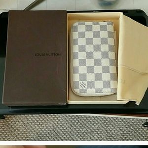SOLD Louis Vuitton damier azure zippy wallet