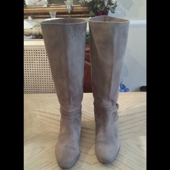 Neutral suede boots!