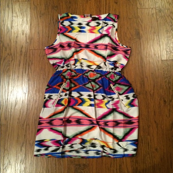 Dresses & Skirts - ⭐️FINAL CHANCE⭐️NWT Adorable Bright Tribal Dress!