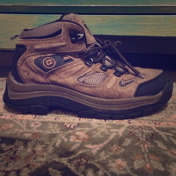 Hiking boots only worn s couple times😄