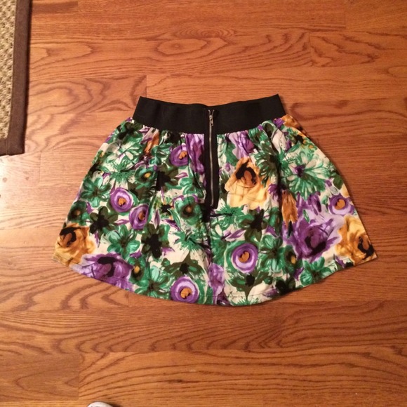 Skirt - Picture 2 of 2