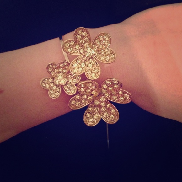 Cute flower bracelet! - Picture 1 of 2