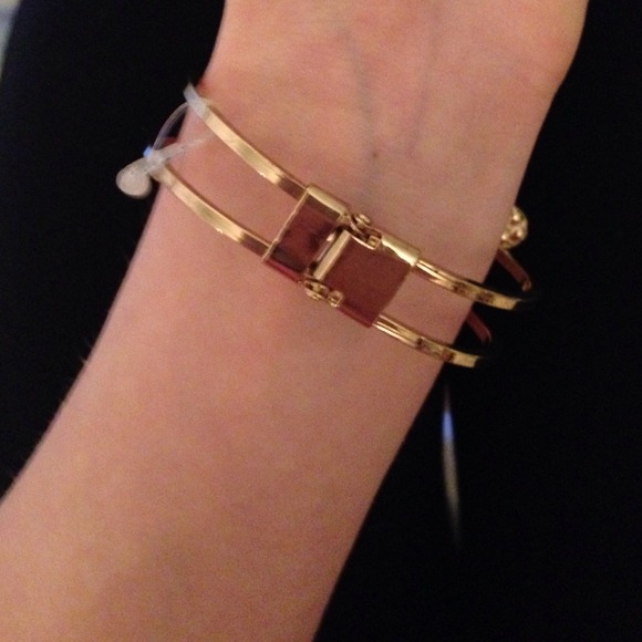 Cute flower bracelet! - Picture 2 of 2