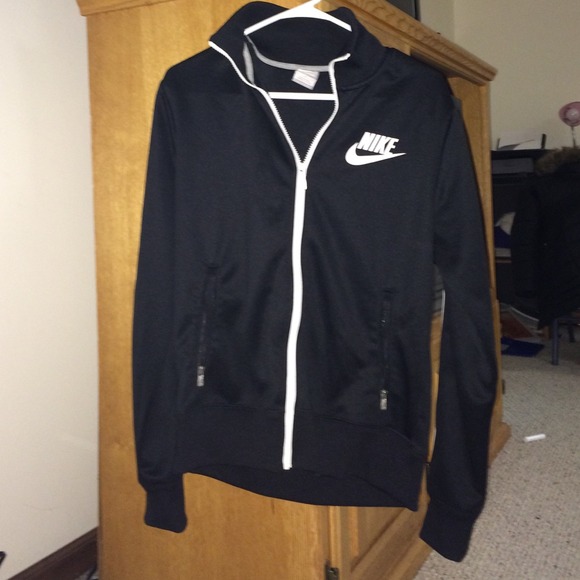 🚫🚫SOLD LOCALLY🚫🚫Men's Nike zip up