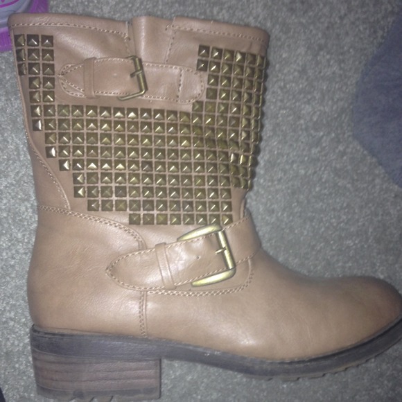 Bamboo brand shoes around size 9 could fit 8-9 1/2