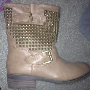 Bamboo brand shoes around size 9 could fit 8-9 1/2