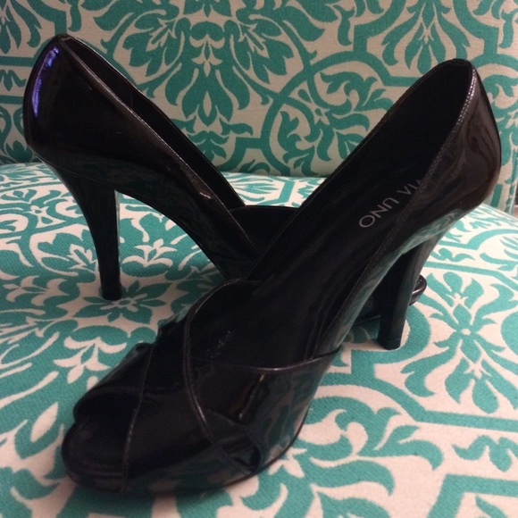 Black high heels - Picture 3 of 4