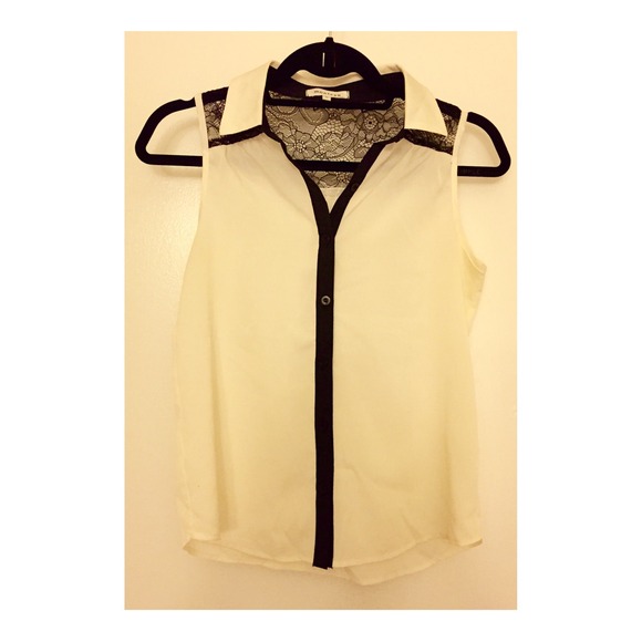 Sleeveless blouse with lace detail! - Picture 1 of 3