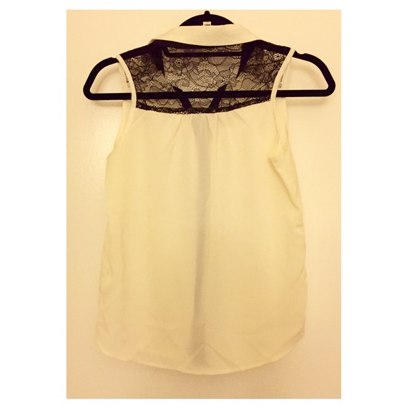Sleeveless blouse with lace detail! - Picture 2 of 3