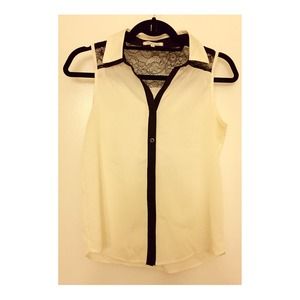 Sleeveless blouse with lace detail!