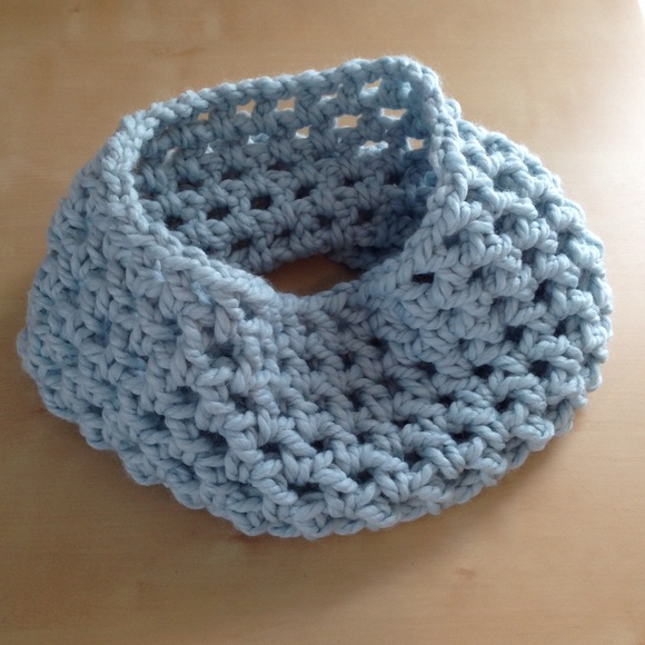 ✖️ SOLD ✖️ Ice Blue Cowl Scarf - Picture 2 of 3
