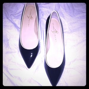 Ivanka Trump black patent leather flats ❤️