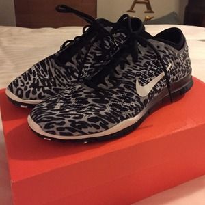FLASH SALE!!! RARE! Nike free TR fit 4!