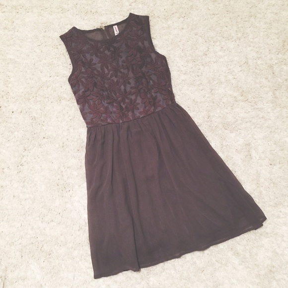 Xhilaration Dresses & Skirts - Gray floral chiffon dress