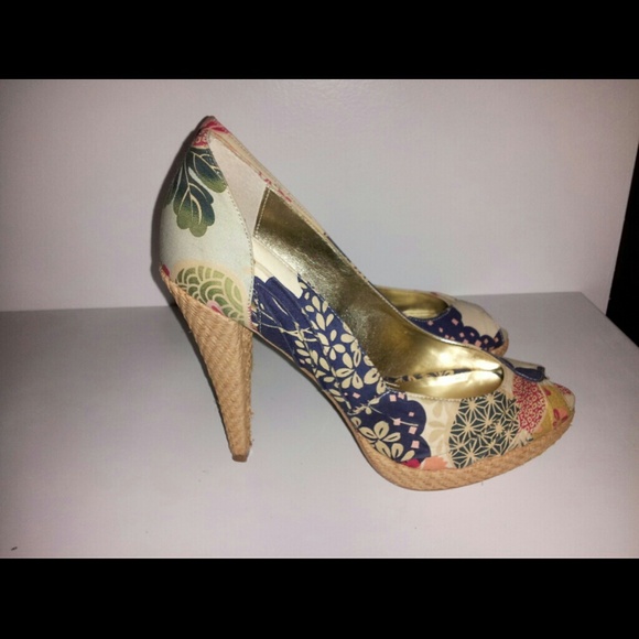 Super cute pumps just like new.