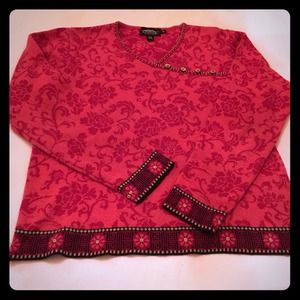 Cute mid wt. Icelandia sweater with button detail