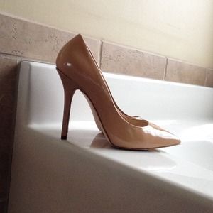 Nude pumps