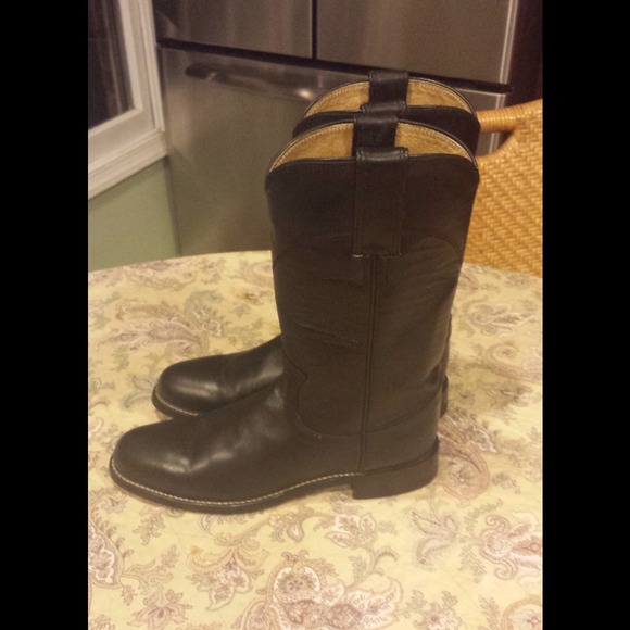 Black Justin Classic Cowboy Boots!