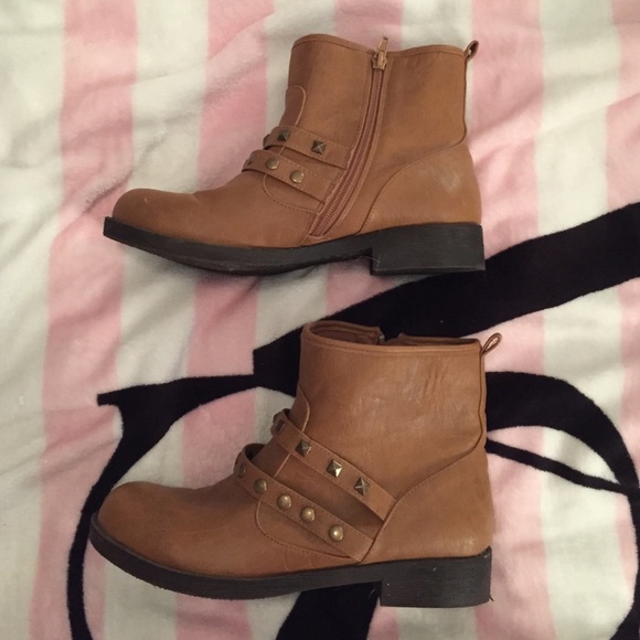 Mini brown boots with studded accents