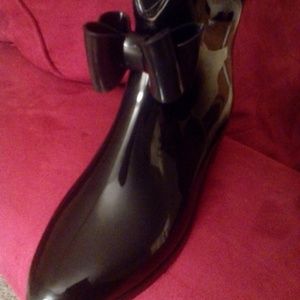 Adorable never worn rain boots