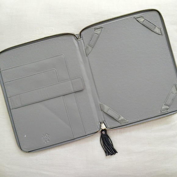 ✨PM Editor Pick!✨ Diane von Furstenberg iPad Case - Picture 2 of 4