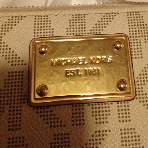 MICHAEL KORS Wristlet - Picture 2 of 4