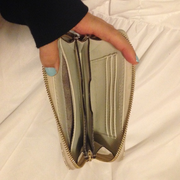 MICHAEL KORS Wristlet - Picture 3 of 4