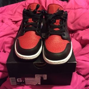 Air Jordan 1 low *KIDS 6Y but fits woman's 8*