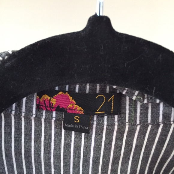 Pin Strip fitted button up blouse - Picture 3 of 4