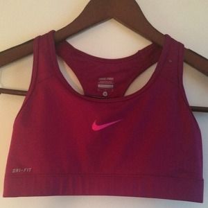 magneta Nike pro sports bra