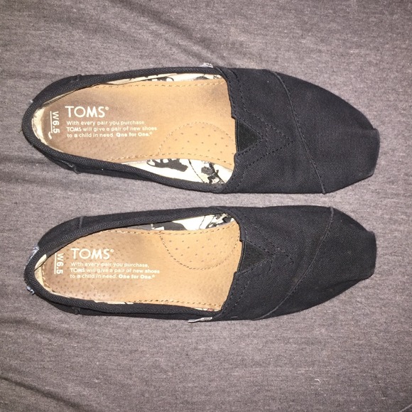 Black TOMS