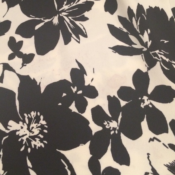 Express Black & Ivory Skirt - Picture 3 of 4