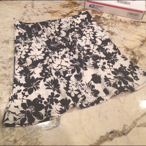 Express Black & Ivory Skirt - Picture 4 of 4