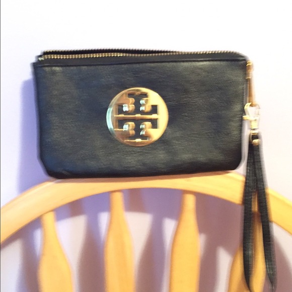 Tory Burch Handbags - Tory burch wristlet !!!