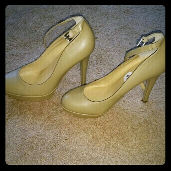 Nude pumps