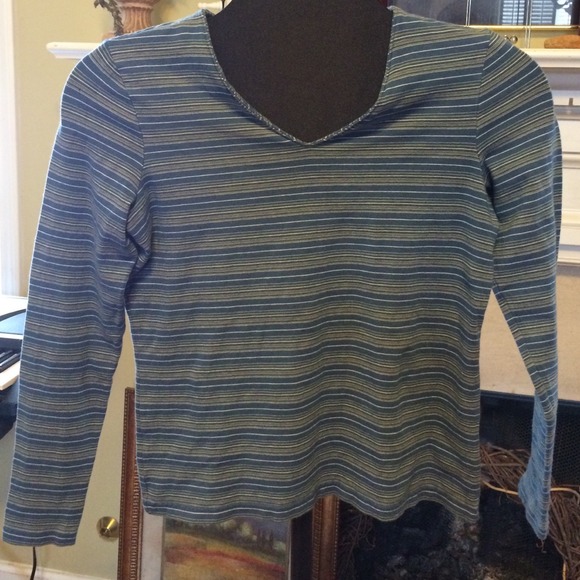 Old Navy stretch long sleeved V neck shirt size S
