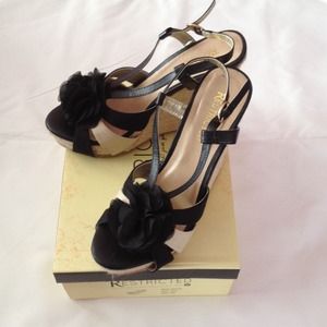 Black and Tan wedges!👠