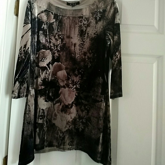 Top - Picture 2 of 3