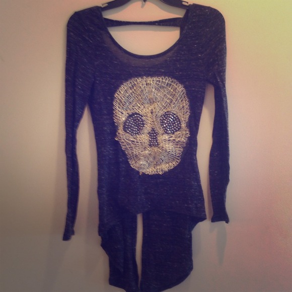 Long sleeve grey skull shirt open back w tails!💀