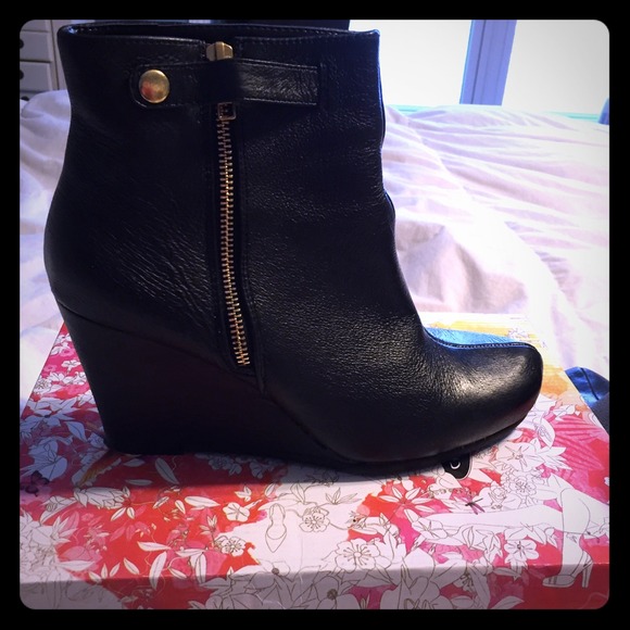 Like NEW Black wedge boots