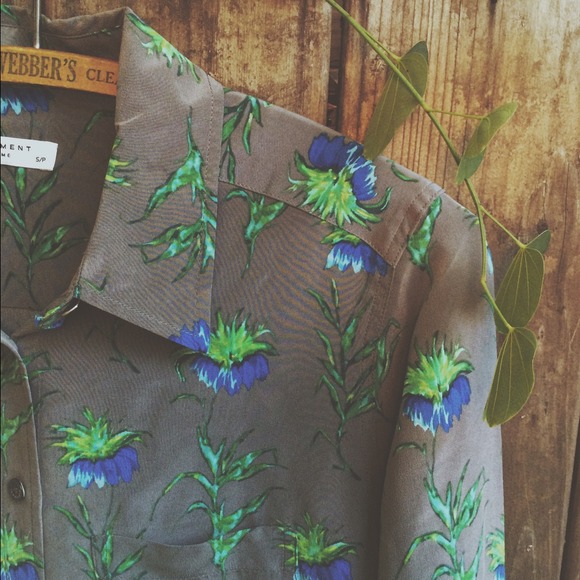 brett equipment blouse. - Picture 2 of 3