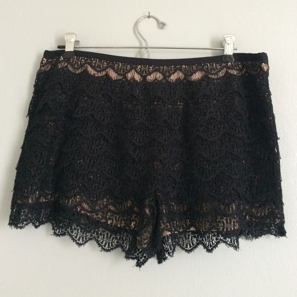 βοΈSOLDβοΈ πHOST PICKπHauteHippie Lace Shorts - Picture 2 of 4