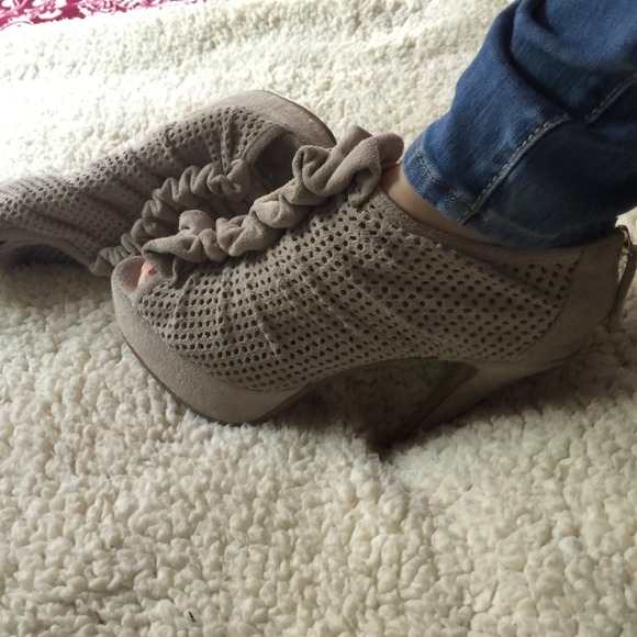 Beige heels - Picture 4 of 4