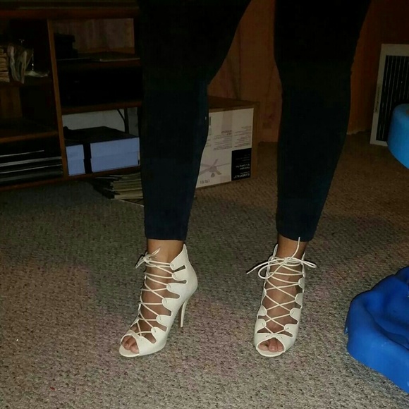SOLD!**SOLD!!**IVORY LACE STRAP UP HEEL - 8..NEW! - Picture 2 of 4