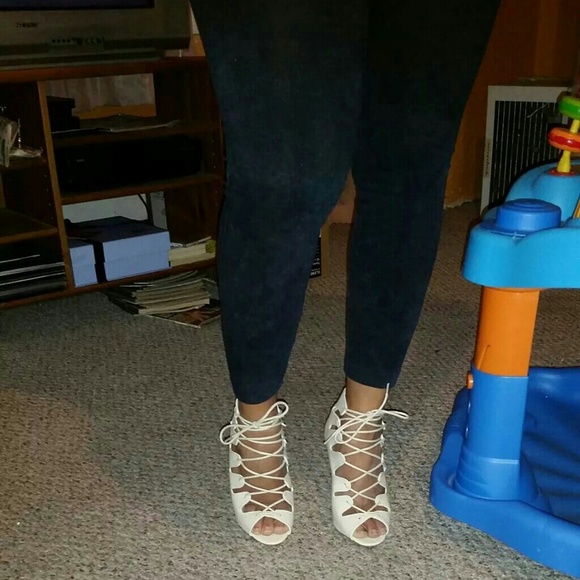 SOLD!**SOLD!!**IVORY LACE STRAP UP HEEL - 8..NEW! - Picture 3 of 4