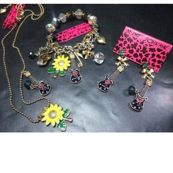 From Gina's closet to you set of necklace - Picture 1 of 2