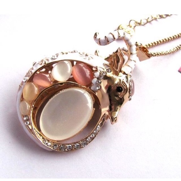 Gina's closet White enamel Sheep Pendant necklace - Picture 2 of 4